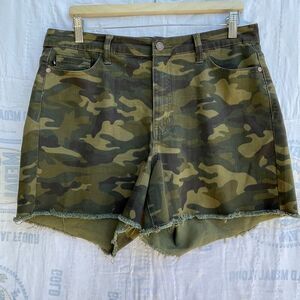 Judy Blue Green High Waist Camo Army Print High Rise Frayed Hem Shorts Size 1XL